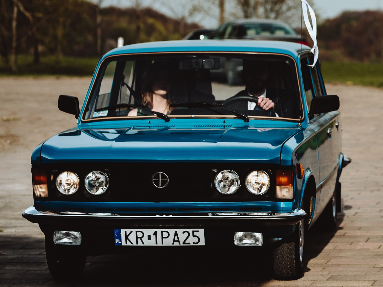 Niebieski Fiat 125p na wesele